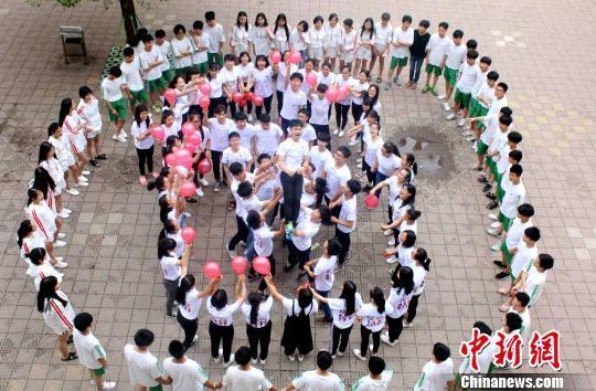  资料图：某校毕业班学生在课间休息时通过游戏互动的方式减压。