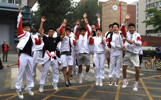 ▲6月10日下午，在人大附中考点，结束高考的考生在校门口欢庆。新京报记者 浦峰 摄