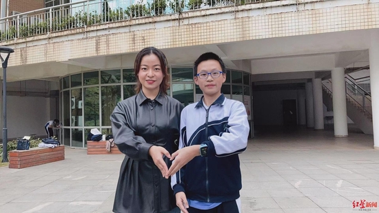 ↑李之城和高中老师合影